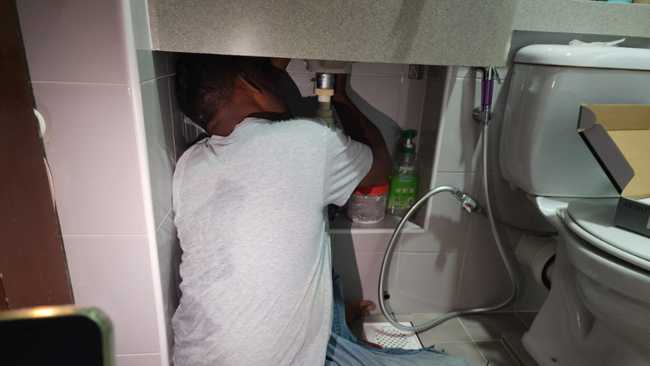 Emergency plumber Singapore fixing water leak SG Handyman Engineering